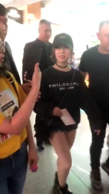 邓紫棋机场搞笑,搞笑瞬间引网友热议